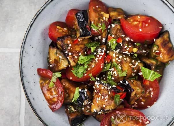 микс салатов, томаты черри, огурец, болгарский перец, оливки/маслины, красный лук, заправленные пряным маслом и дополненные сливочным сыром. 4 порции по 250 гр. 