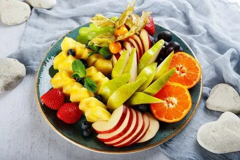 микс салатов, томаты черри, огурец, болгарский перец, оливки/маслины, красный лук, заправленные пряным маслом и дополненные сливочным сыром. 4 порции по 250 гр. 