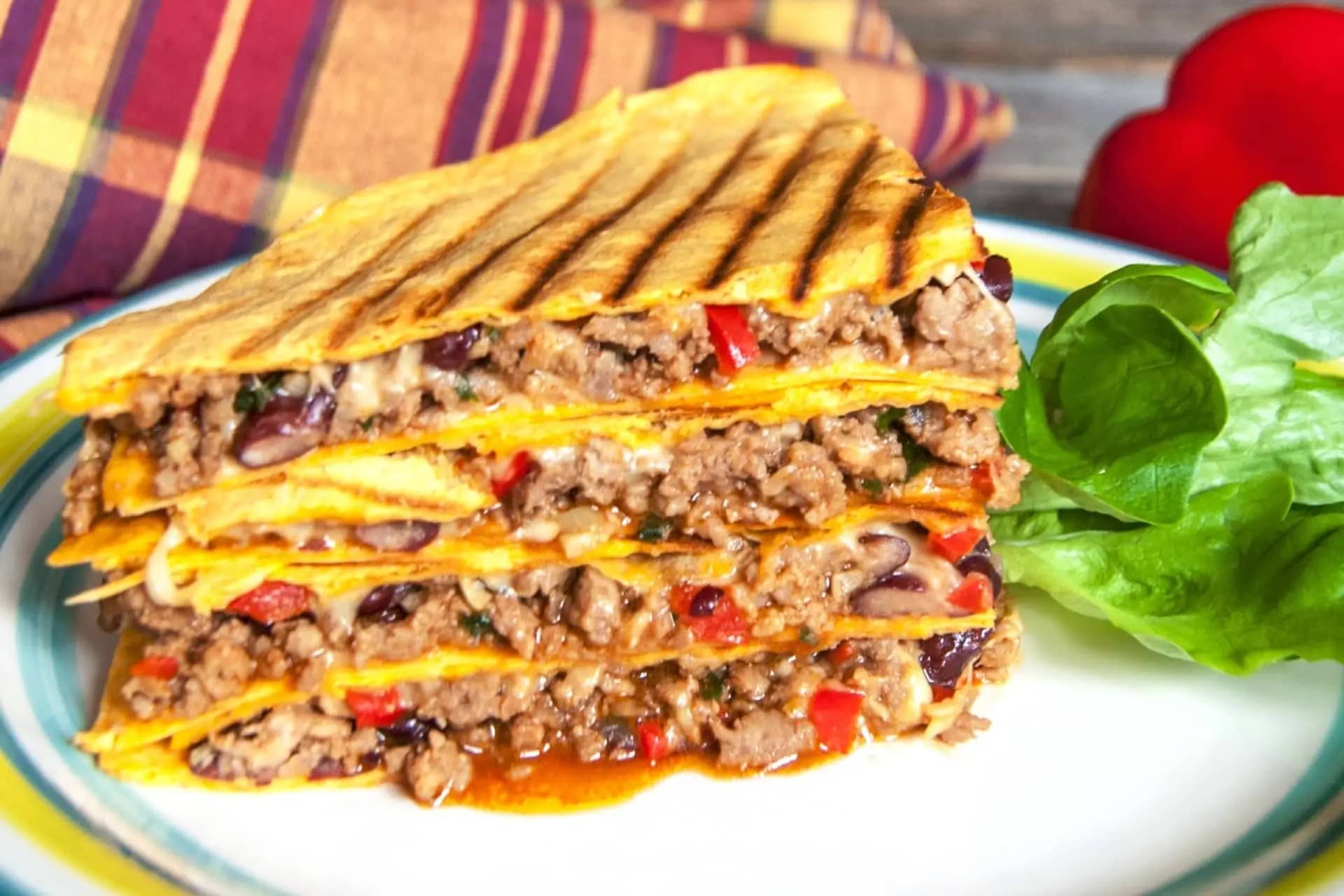 мексиканские пшеничные лепёшки с овощами, грибами, мясом и обилием сыра.  подаются с соусами гуакамоле, сальса и густой сметаной